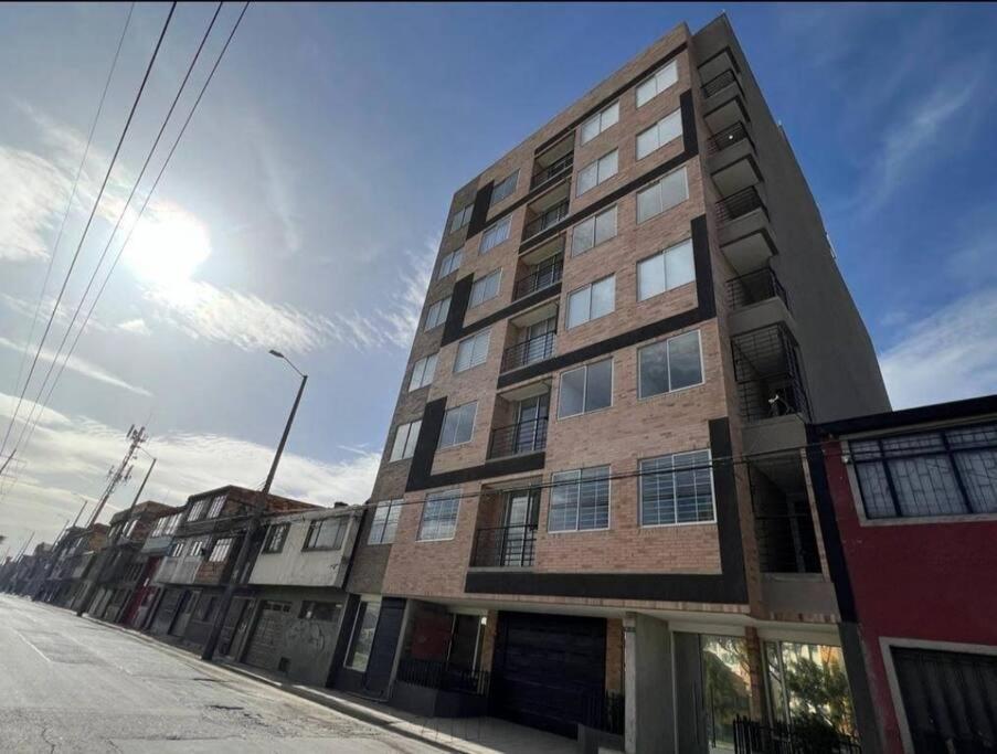 Edificio De Con Ascensor 501